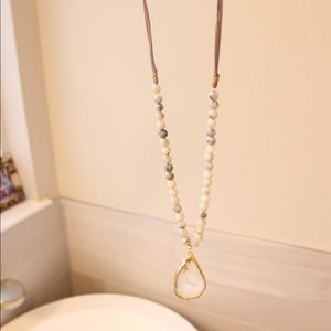 EC BEADS grey necklace w/ howlite beads w/ geode